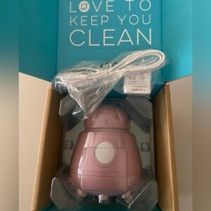 NWT ONA diamond facial brush with UV sanitizer